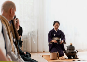 Japanische Tee-Zeremonie, aufstehen